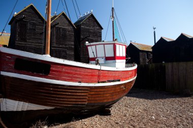 balıkçı teknesi kırmızı gemi hastings İngiltere'de demirli