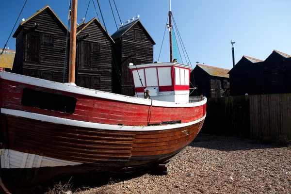 Αλιευτικά σκάφη κόκκινο σκάφος αγκυροβολημένο στο Χάστινγκς Ηνωμένο Βασίλειο — Φωτογραφία Αρχείου