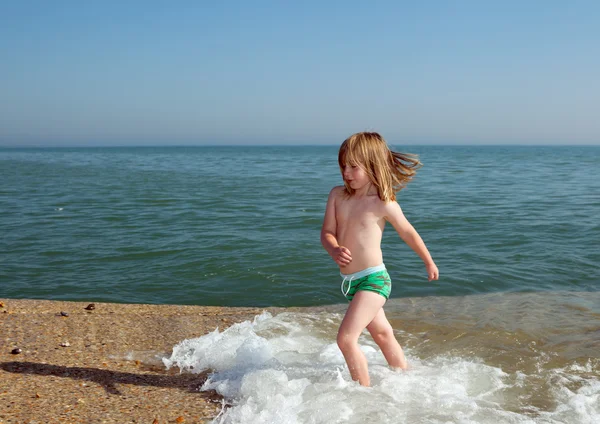 Praia mar criança menino jogando — Fotografia de Stock