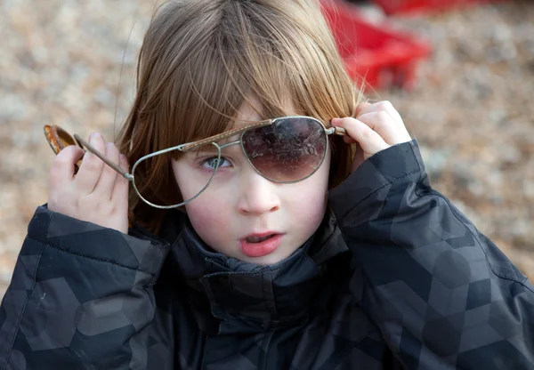 Criança óculos de sol quebrado jogando — Fotografia de Stock