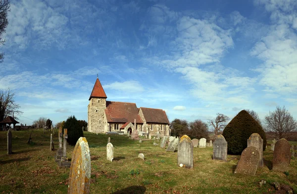 Кладбище средневековой церкви — стоковое фото