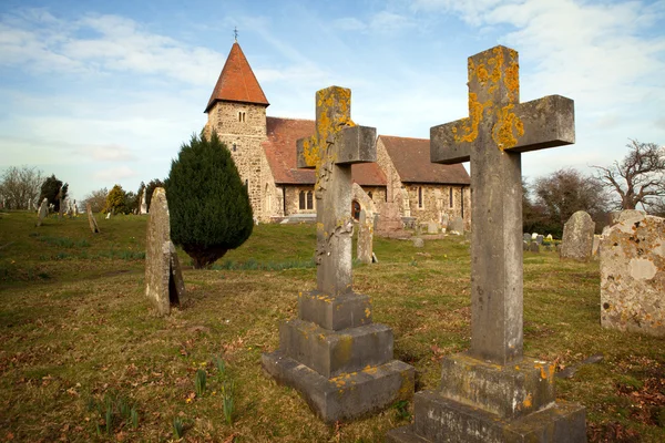 墓墓地中世イングランドの教会 — ストック写真