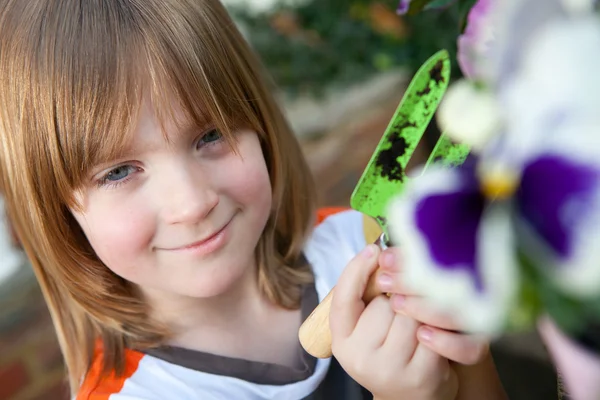 Criança jardim flores plantio planta jardinagem — Fotografia de Stock