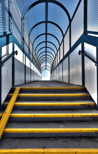 Gyalogoshíd lépcsőn gyalogos felüljáró — Stock Fotó