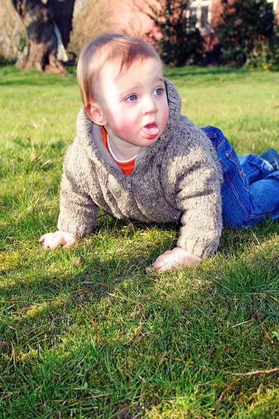 Child garden lawn crawling — Stock Photo, Image