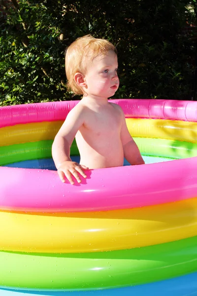 子供の漕ぐプールの夏 — ストック写真