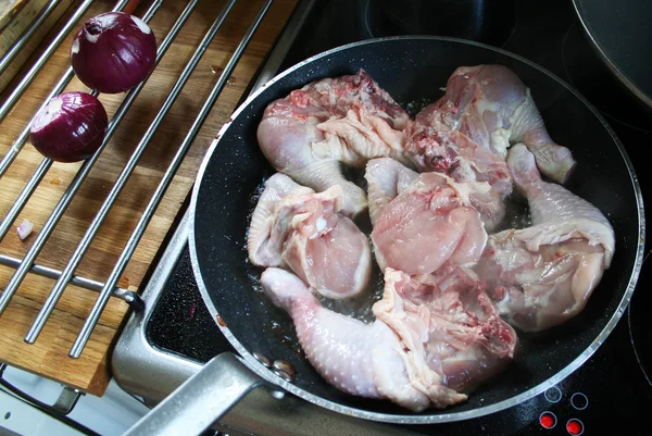 Vaření kuřecí jídlo — Stock fotografie