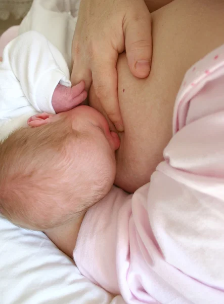 赤ちゃん母乳ミルク育てる母 — ストック写真