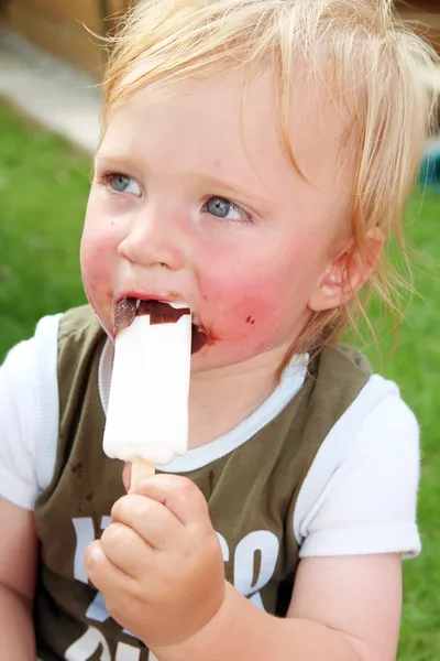 Dítě zmrzlinu lízátko nepořádek léto — Stock fotografie