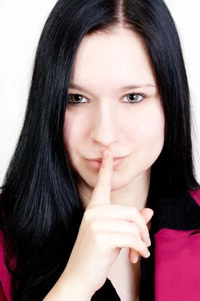 Preto cabelos menina segurando seu dedo indicador no ela lábios . — Fotografia de Stock