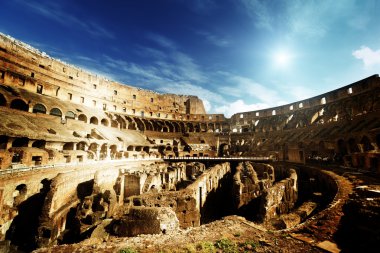 İtalya, Roma 'daki Kolezyum' un içinde.