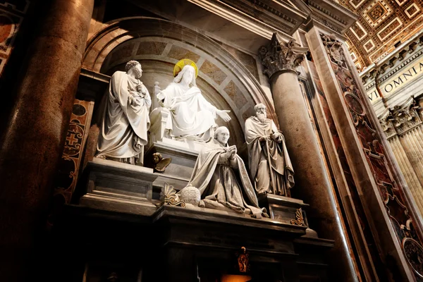 Eine skulptur in der basilika des heiligen peter jesus, heiliger paulus, heiliger haustier — Stockfoto