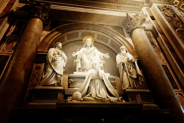 Een sculptuur in st. peter's Basiliek Jezus, saint paul, saint huisdier — Stockfoto