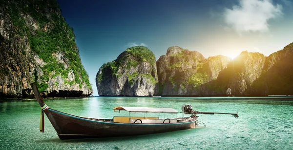 Βάρκα στην αμμουδιά του νησιού maya bay phi phi — Φωτογραφία Αρχείου