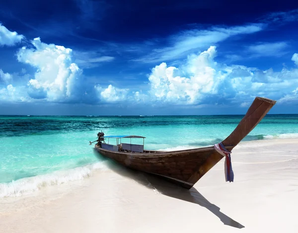 Деревянная лодка на пляже — стоковое фото