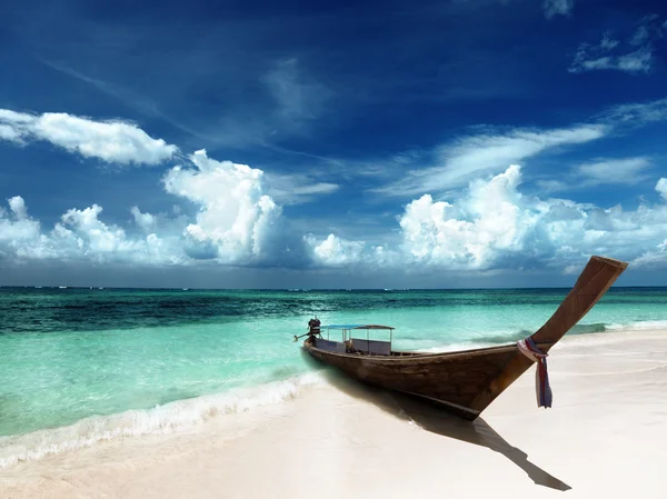 Barco de madera en la playa — Foto de Stock