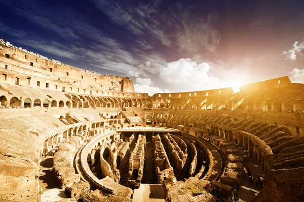 İtalya, Roma 'daki Kolezyum' un içinde. — Stok fotoğraf
