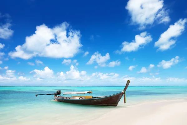Trä båt på stranden — Stockfoto