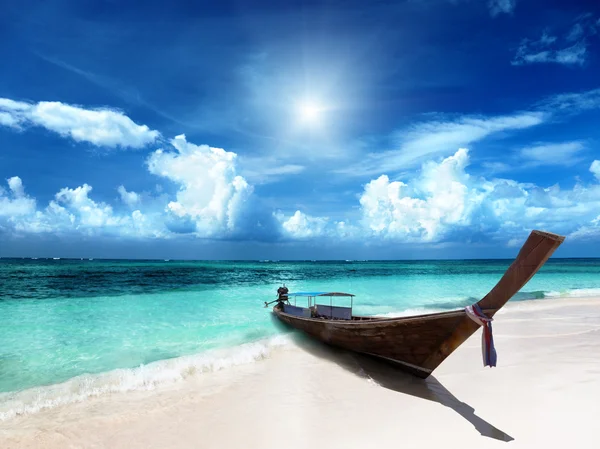 Wood boat on the beach — Stock Photo, Image