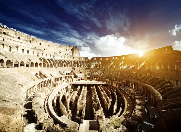 İtalya, Roma 'daki Kolezyum' un içinde. — Stok fotoğraf