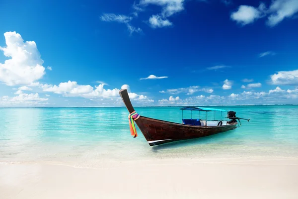 Barco de madeira na praia — Fotografia de Stock