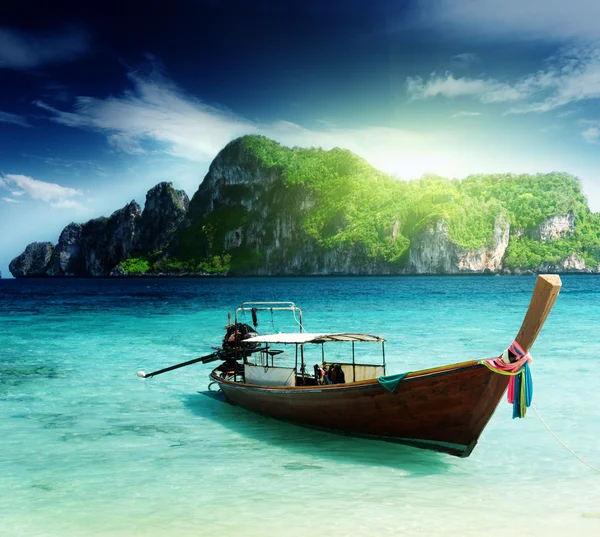 Лодка на острове Пхи Пхи Таиланд — стоковое фото