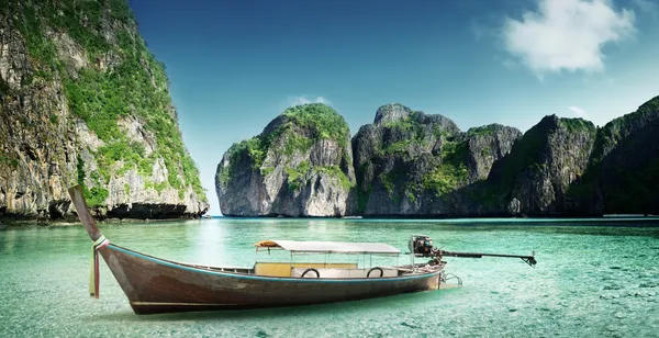 Barco na areia da baía de Maya Phi phi ilha — Fotografia de Stock