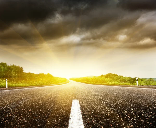 Road and cloudy sky — Stock Photo, Image