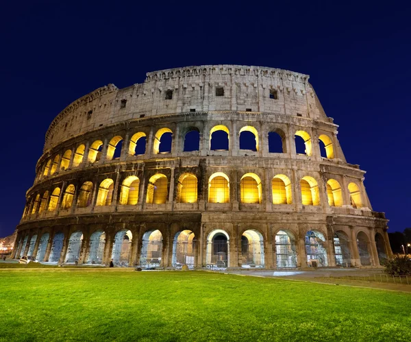 El Coliseo por la noche, Roma, Italia — Foto de Stock