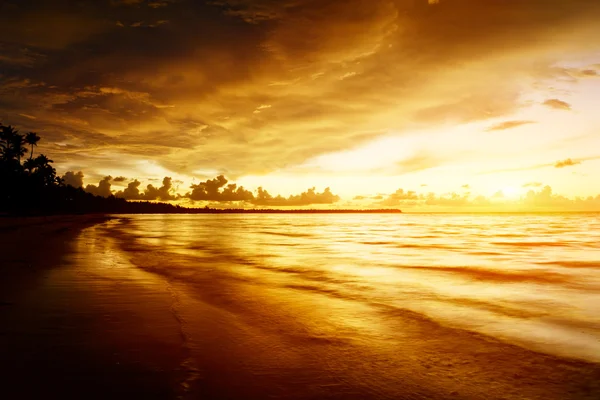 Wschód słońca na plaży — Zdjęcie stockowe