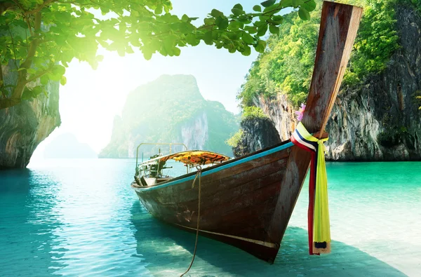 Boot und Inseln im andamanischen Meer Thailand — Stockfoto