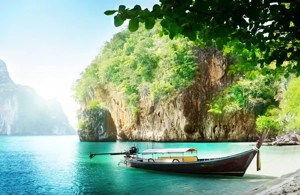 Lange boot op eiland in thailand — Stockfoto