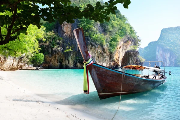 Lång båt på ön i thailand — Stockfoto