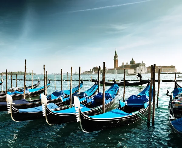 Gondeln auf dem Canal Grande und die Kirche San Giorgio Maggiore in Venedig — Stockfoto
