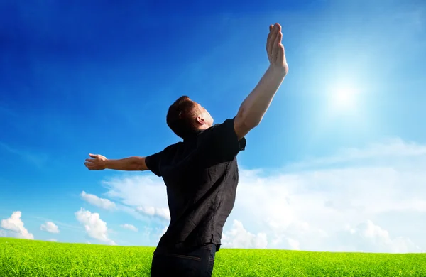 Joven descanso en campo de primavera — Foto de Stock