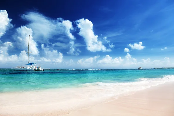 Карибский пляж и яхта — стоковое фото