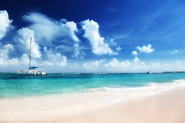 Caribbean beach and yacht — Stock Photo, Image