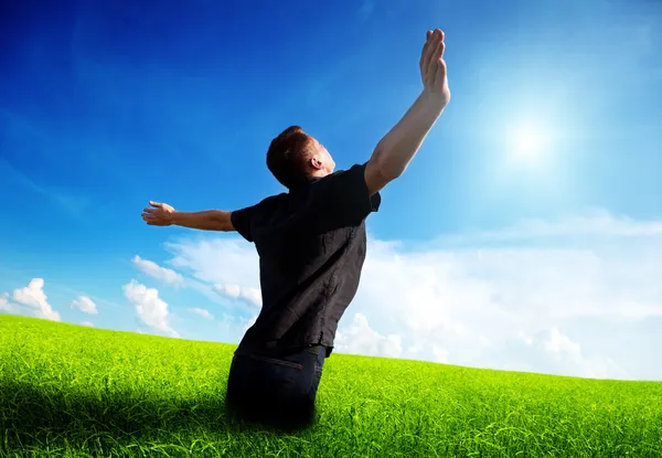 Jeune homme repose sur le champ de printemps — Photo