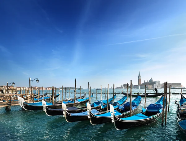 Gondeln auf dem Canal Grande und die Kirche San Giorgio Maggiore in Venedig — Stockfoto