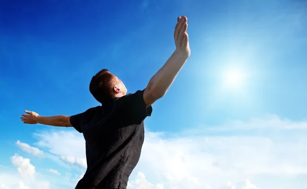 Youmg mens en zonnige hemel — Stockfoto