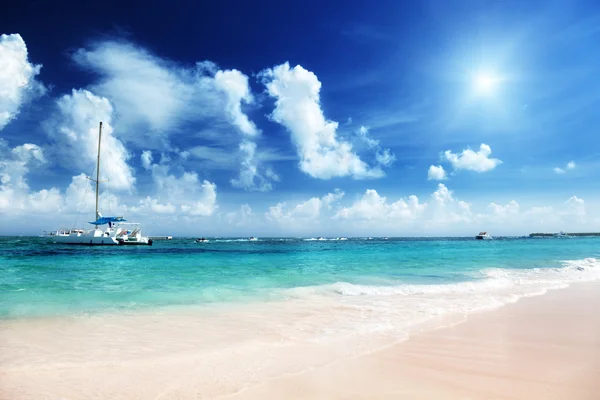 Playa caribeña y yate — Foto de Stock