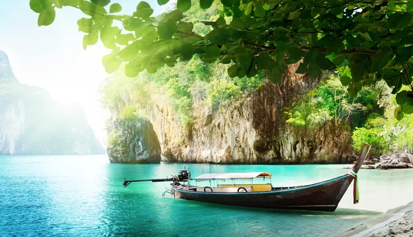 Long boat on island in Thailand — Stock Photo, Image