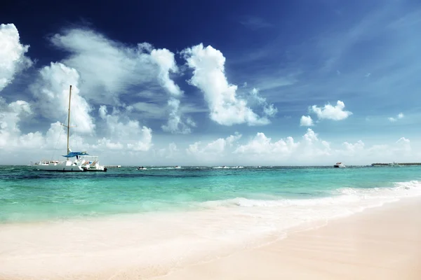 Caribbean beach and yacht — Stock Photo, Image