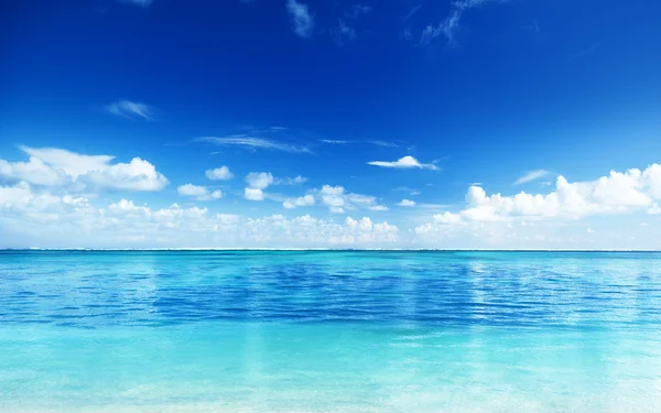 Океан і досконале небо — стокове фото