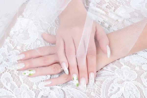 Las manos de la novia con la manicura — Foto de Stock
