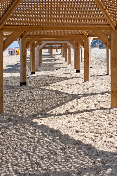 Strand, houten zon schuilplaatsen — Stockfoto
