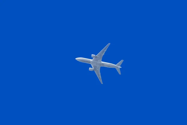A kék égen repülőgép — Stock Fotó