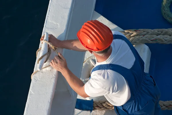 Matelot travaillant sur un bateau de croisière . — Photo