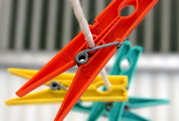 Barevné clothespins na provázku — Stock fotografie