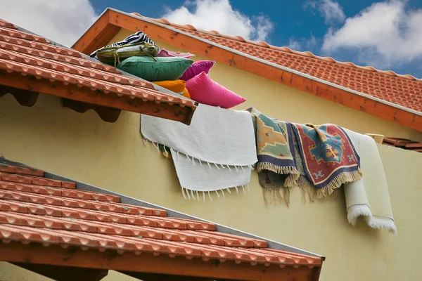 Almohadas y alfombras se encuentran en el techo de baldosas —  Fotos de Stock